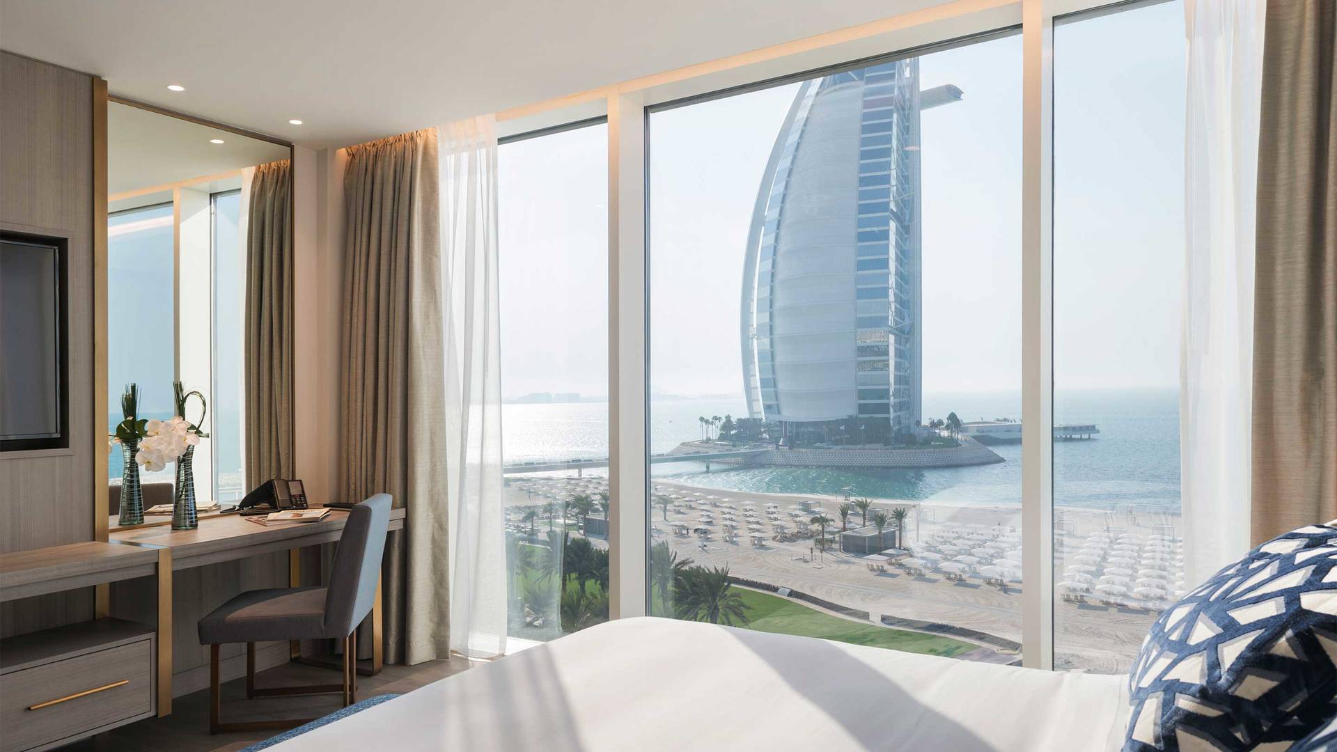 16-9_jumeirah-beach-hotel-suite-bedroom-window_landscape